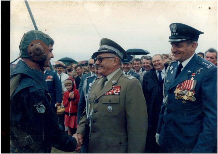 Minister ON gen. Florian Siwicki i komendant szkoły Mirosław Hermaszewski gratulują pil. Tomaszowi Chudzikowi (fot. archiwum Lotniczej Akademii Wojskowej)