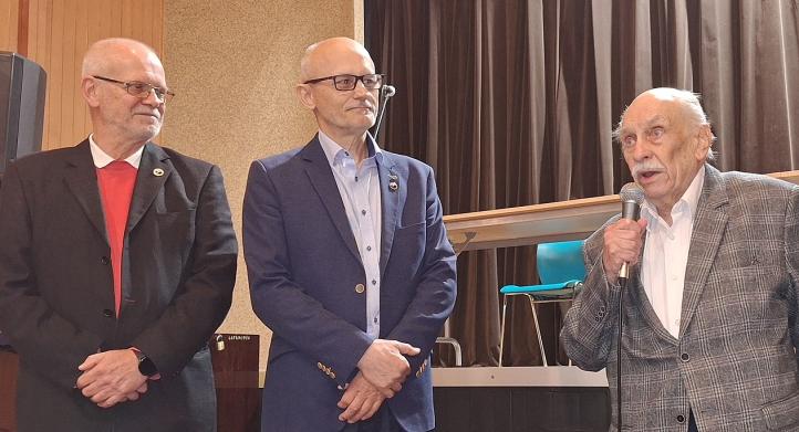 Od prawej - Zbigniew Czerwik, sekretarz Zarządu Aeroklubu Polskiego Mirosław Górski oraz przewodniczący Komisji Mikrolotowej Aeroklubu Polskiego Adam Paska (fot. Władysław Tocki)