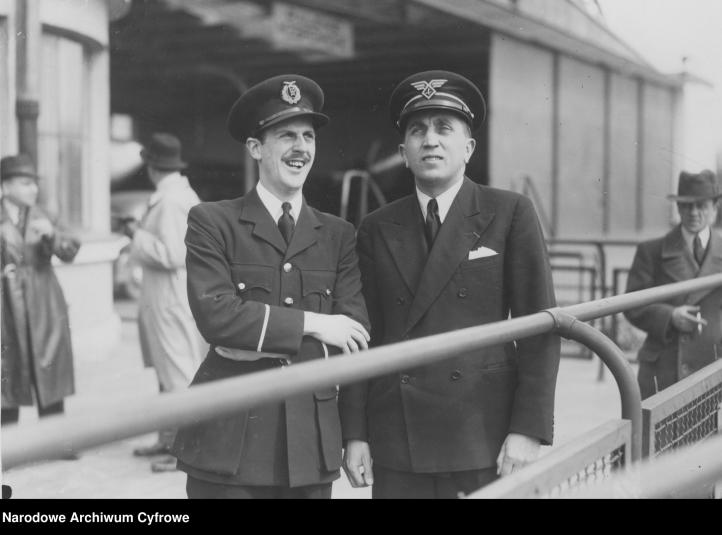 Otwarcie linii lotniczej Warszawa-Londyn. Dyrektor PLL LOT mjr Wacław Makowski i delegat brytyjskich linii lotniczych Gruthie stoją przed budynkiem portu lotniczego na Okęciu, 1939 r. (fot. Narodowe Archiwum Cyfrowe)