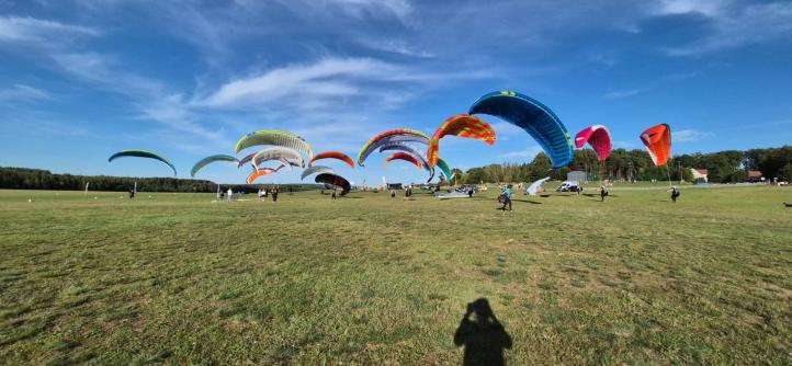 Paralotniarze - stawianie skrzydeł (fot. Sławek Kucharski)