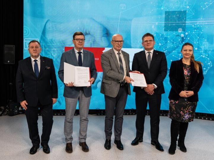 Podpisanie listu intencyjnego przez przez Politechnikę Lubelską i Port Lotniczy Lublin S.A. (fot. Tomasz Maślona, Studencka Agencja Fotograficzna)2