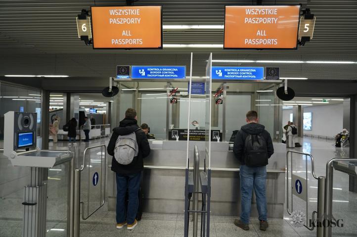 Punkt kontroli granicznej w Porcie Lotniczym Kraków-Balice (fot. Karpacki OSG)