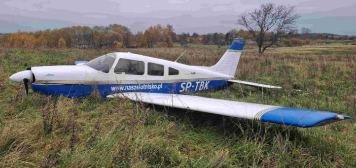 Samolot Piper PA-28R-201 po lądowaniu awaryjnym w Trelkowie (fot. PKBWL)