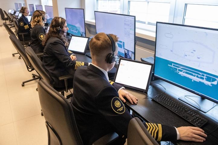 Studenci Politechniki Śląskiej szkolą się na nowoczesnym symulatorze ruchu lotniczego (fot. Jan Szady)