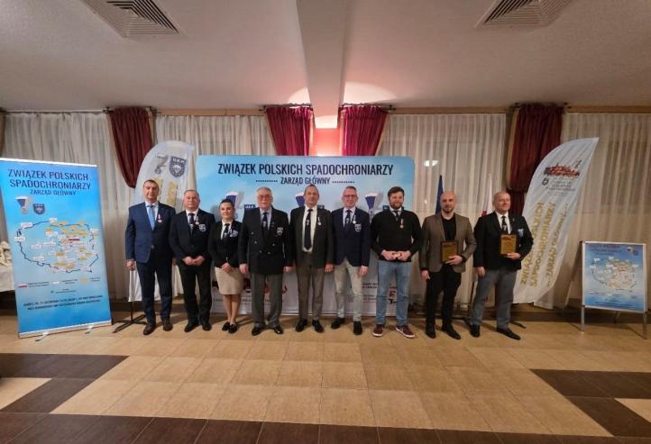 Uhonorowano osoby szczególnie zasłużone dla Związku Polskich Spadochroniarzy (fot. Związek Polskich Spadochroniarzy)