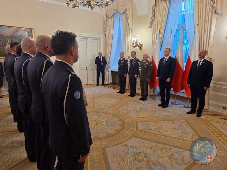 Uroczyste wręczenie Lotniczych Krzyży Zasługi (fot. 1 Baza Lotnictwa Transportowego)