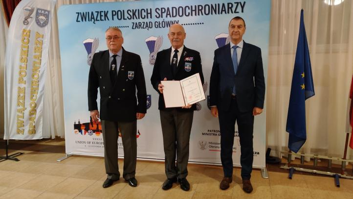 Wręczenie nominacji na stopień majora Leszkowi Mańkowskiemu (fot. Związek Polskich Spadochroniarzy II oddział Kraków, Facebook)