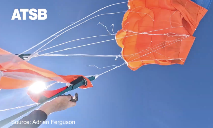 Zaczepienie spadochronu zapasowego na ogonie Cessny 208, fot. źródło_Grzegorz Iwan Kucharczyk