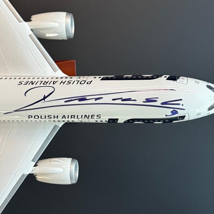 Dreamliner LOT z autografem Roberta Lewandowskiego na aukcję WOŚP (fot. PLL LOT)2