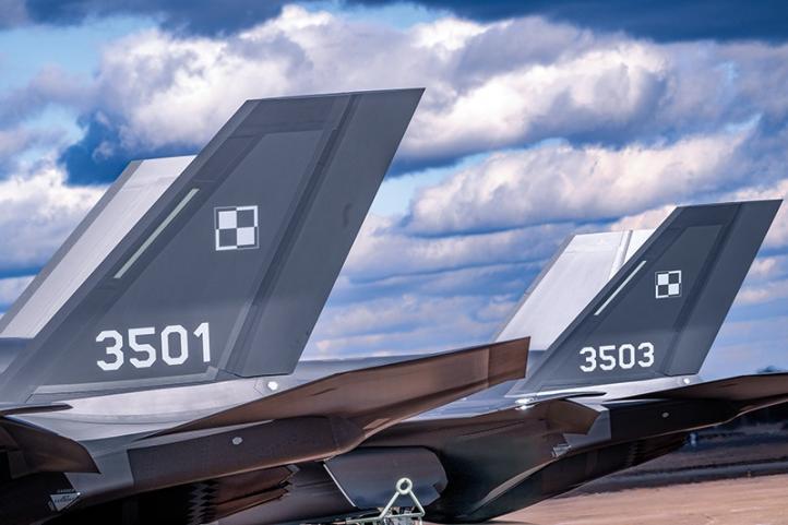 Dwa ogony F-35 Husarz polskich sił powietrznych (fot. Piotr Gubernat, Combat Camera DORSZ)