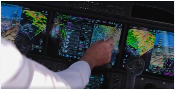Ekran dotykowy Garmin G3000 Prime w samolocie TBM 980 (fot. Daher)