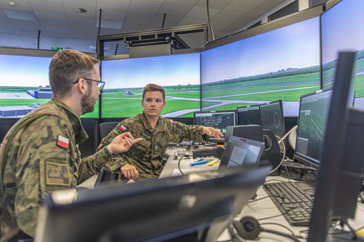 Kontrolerzy-uczniowie Lotniczej Akademii Wojskowej podczas szkolenia (fot. LAW)