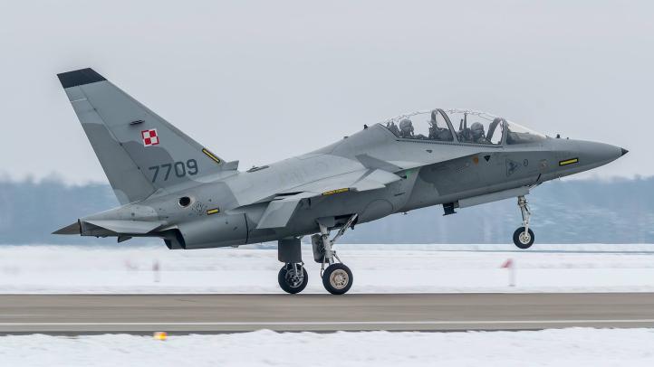 M-346 Bielik zimą - start (fot. 4 Skrzydło Lotnictwa Szkolnego)