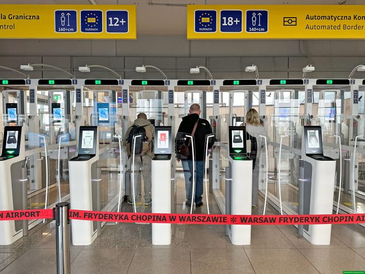 Nowe bramki ABC na Lotnisku Chopina (fot. Nadwiślański OSG)