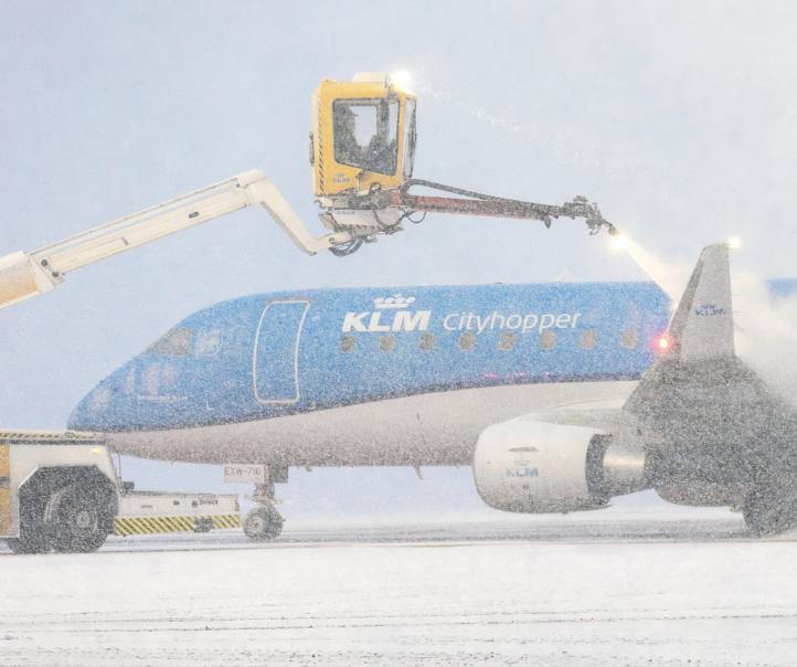 Odladzanie samolotu KLM na lotnisku Schiphol w Amsterdamie (fot. Amsterdam Airport Schiphol, Facebook)