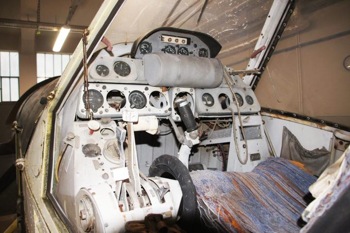 PZL-106AR Kruk - stan kabiny przed renowacją (fot. Muzeum Lotnictwa Polskiego)