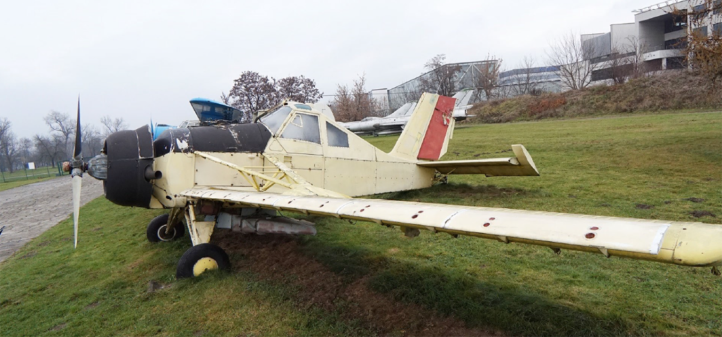 PZL-106AR Kruk w plenerze (fot. Muzeum Lotnictwa Polskiego)