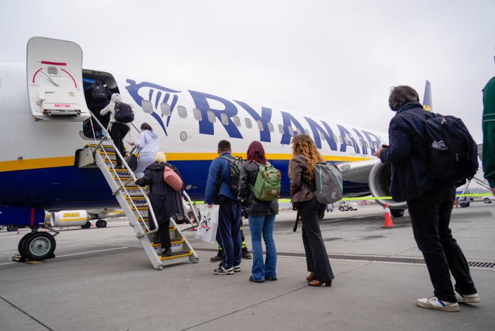 Pasażerowie na lotnisku we Wrocławiu wchodzą do samolotu linii Ryanair (fot. Port Lotniczy Wrocław)