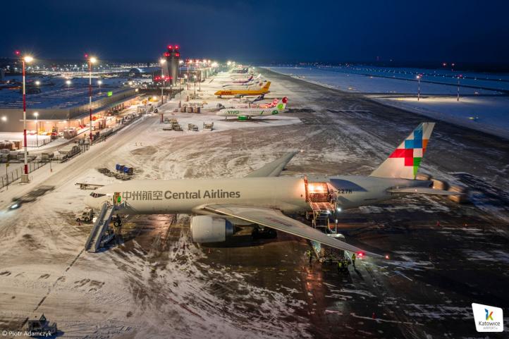 Port Lotniczy Katowice - samoloty na płycie zimą w nocy (fot. Piotr Adamczyk)