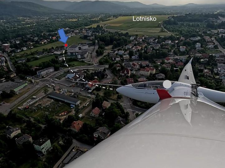 Projekcja miejsca wypadku i lotniska z lewego skrzydła szybowca Diana 4E (widok na SWW) (for. kadr z nagrania video, z raportu PKBWL)