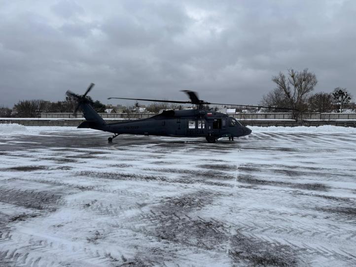 S-70i Black Hawk Policji na lądowisku zimą (fot. Policja, Facebook)