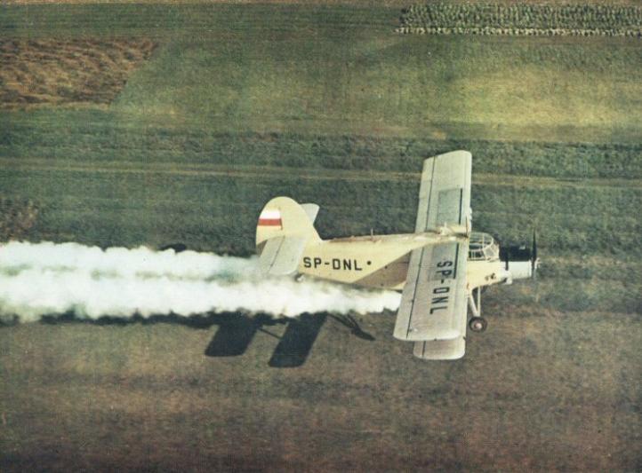 Samolot An-2R opryskujący uprawy (fot. Muzeum Lotnictwa Polskiego)