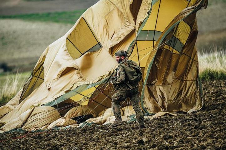 Skoczek po lądowaniu ze spadochronem EPC (fot. Dawid Cisło, 6 BPD)