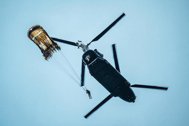 Skok ze spadochronem EPC ze śmigłowca (fot. Dawid Cisło, 6 BPD)