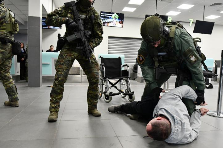 Szkolenie taktyczne z zakresu Działań interwencyjnych na lotnisku w Katowicach (fot. Śląski OSG)2