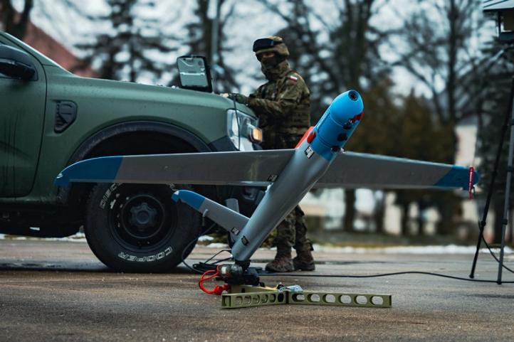 WARMATE 3 - dron przygotowywany przez żołnierza (fot. st. szer. Robert Gradowski)2