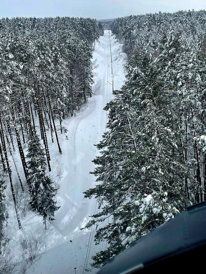 Widok z S-70i Black Hawk Policji na tory kolejowe zimą (fot. Policja, Facebook)
