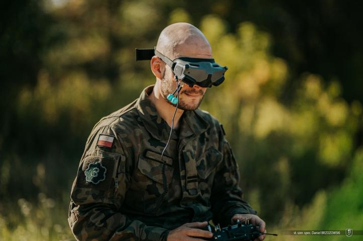 Żołnierz obsługuje drona (fot. st. szer. spec. Daniel Brzozowski, 19 BZ)2
