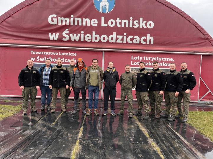 Członkowie Towarzystwa Lotniczego w Świebodzicach i żołnierze z Jarocina (Fot. Piotr Strzelecki)