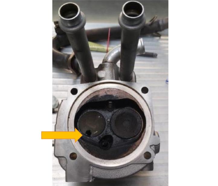 Głowica cylindra nr 2 prawego silnika. Widoczne przepalenie zaworu wydechowego (fot. PKBWL)