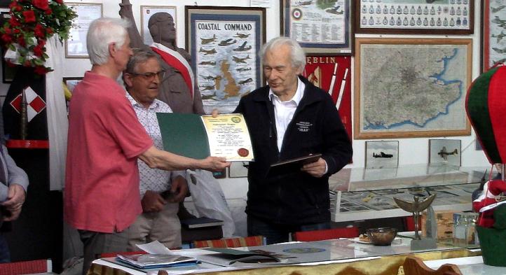 Od prawej Andrzej Krupa, Andrzej Ulanowski, Zygmunt Bąk w siedzibie KKSL (fot. zbiory KKSL)