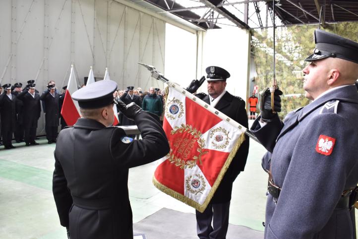 Płk pil. Michał Kras, dowódca 42 Bazy Lotnictwa Szkolnego - ceremonia przekazania sztandaru (fot. Marcin Strzelecki)