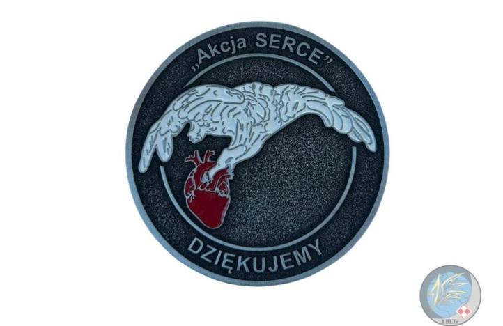 Pamiątkowy coin upamiętniający 40-lecie pierwszego przeszczepu serca (fot. 1 Baza Lotnictwa Transportowego)