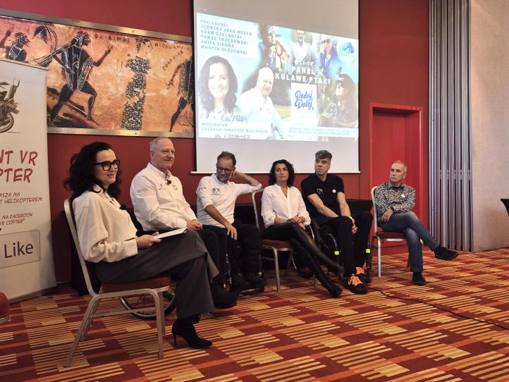 Panel dyskusyjny Kulawe Ptaki na gali Cumulusów (fot. Fundacja PODAJ DALEJ)2