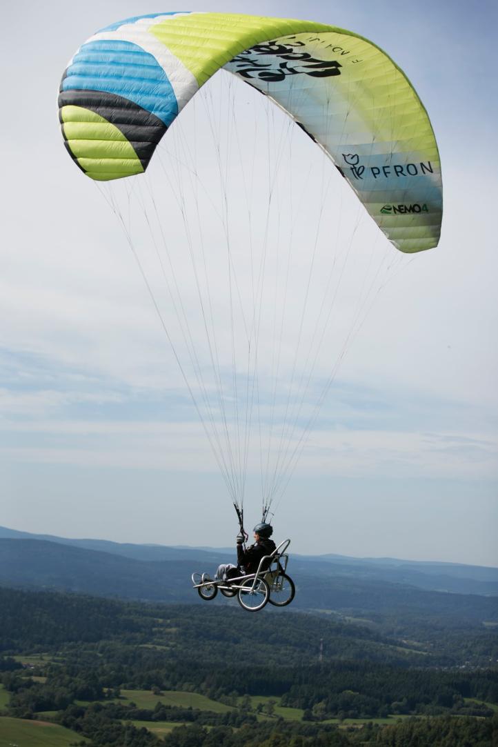 Paralotniarz w programie ROZWIŃ SKRZYDŁA (fot. Fundacja PODAJ DALEJ)
