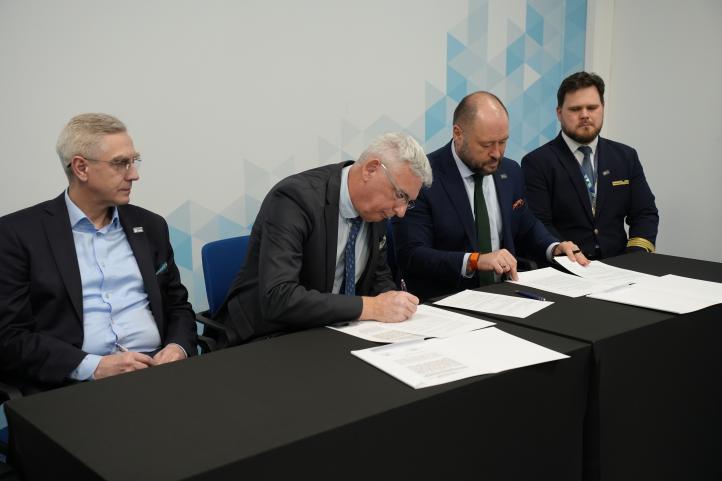 Podpisanie porozumienia przez Kraków Airport i Okręgową Izbę Lekarską w Krakowie (fot. Kraków Airport)