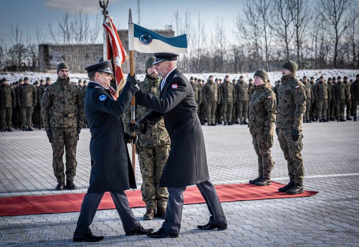 Przekazanie Sztandaru 31. Bazy Lotnictwa Taktycznego płk pil. Łukaszowi Gradzińskiemu (fot. 31 Baza Lotnictwa Taktycznego)