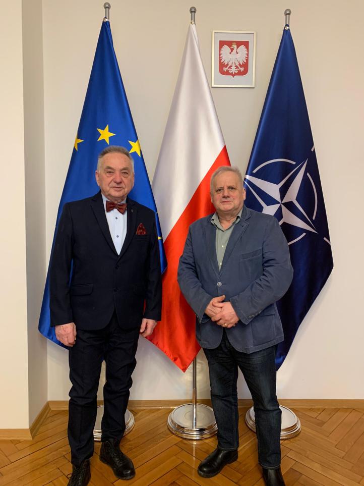 Spotkanie Wicewojewody Zbigniewa Szczypińskiego z Prezesem Aeroklubu Krainy Jezior, pil. Stanisławem Tołwińskim (fot. Warmińsko-Mazurski Urząd Wojewódzki w Olsztynie)