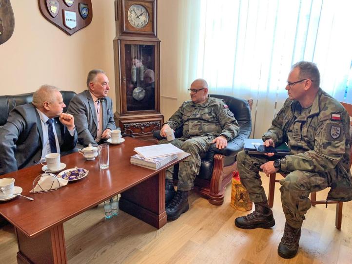 Spotkanie z Generałem Dywizji Wojciechem Ziółkowskim, Dowódcą 16 Pomorskiej Dywizji Zmechanizowanej (fot. Aeroklub Krainy Jezior)