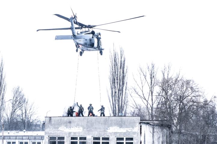 Wspólne ćwiczenia służb z udziałem śmigłowca Black Hawk (fot. KWP w Łodzi)2
