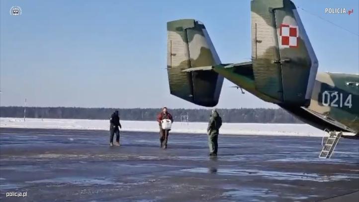 Wspólny transport transplantacyjny zrealizowany przez policyjne i wojskowe lotnictwo, fot. Policja