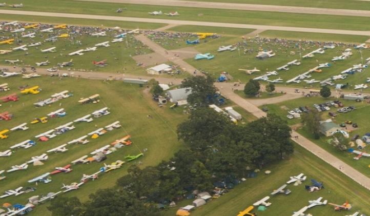 Zlot samolotów podczas Air Venture, fot. kitplanes