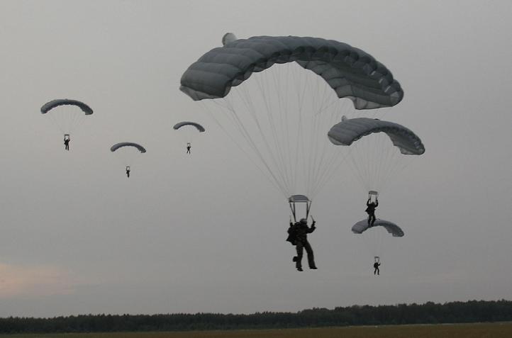 Żołnierze jednostki specjalnej GROM w czasie jednego z pierwszych „skoków wysokich” oddanego z ok. 10.000 m (Piotrków Trybunalski, 2006 r.) (fot. Jarosław Rybak)2