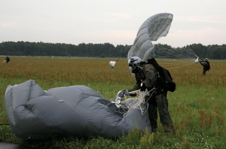 Żołnierze jednostki specjalnej GROM w czasie jednego z pierwszych „skoków wysokich” oddanego z ok. 10.000 m (Piotrków Trybunalski, 2006 r.) (fot. Jarosław Rybak)3