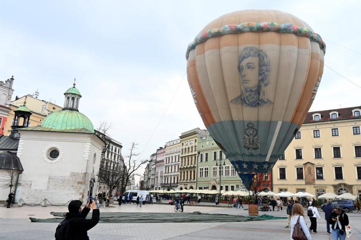Balon 'Kościuszko' - eksponat Muzeum Lotnictwa Polskiego - na krakowskim Rynku (fot. Muzeum Lotnictwa Polskiego)2