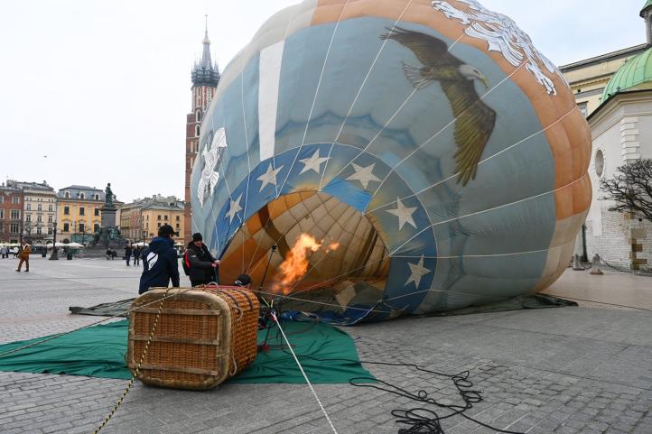 Balon 'Kościuszko' - eksponat Muzeum Lotnictwa Polskiego - na krakowskim Rynku (fot. Muzeum Lotnictwa Polskiego)3